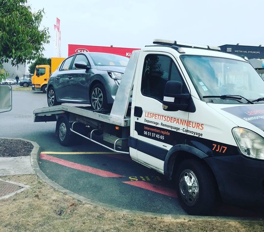 Remorquage d'une voiture par une camionnette Les Petits Dépanneurs